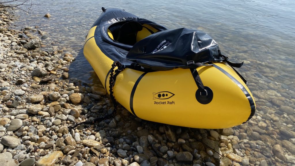 Packraft bei Donau-Ufer